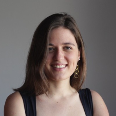 Retrat de la Social Media Manager treballant amb llum natural
